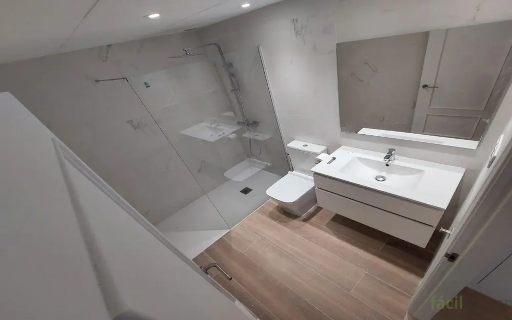 Baño completo en Miami Platja: después