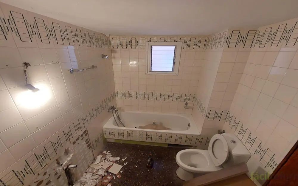 Baño estilo mármol y madera en Reus: antes