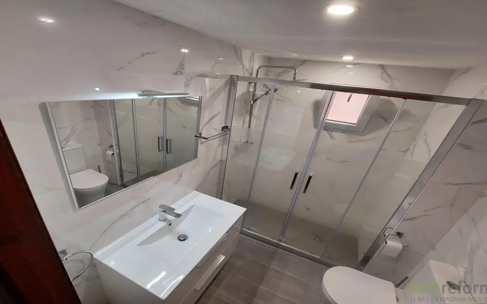 Baño estilo mármol y madera en Reus: después