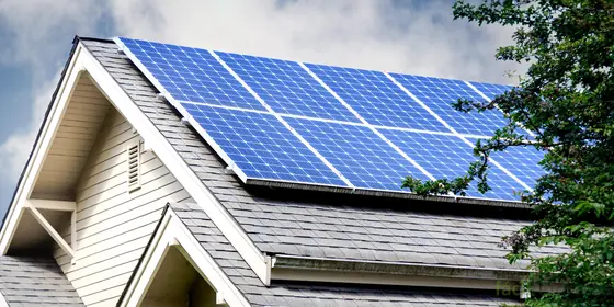 Placas solares en el tejado